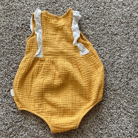 Rabbit + Bear Yellow One Piece Ruffled Romper, size 9-12 months - Picture 4 of 6